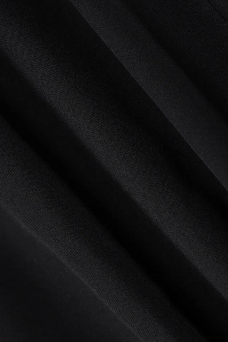 Vestido Estruturado com Decote Profundo – Modelo Olivia