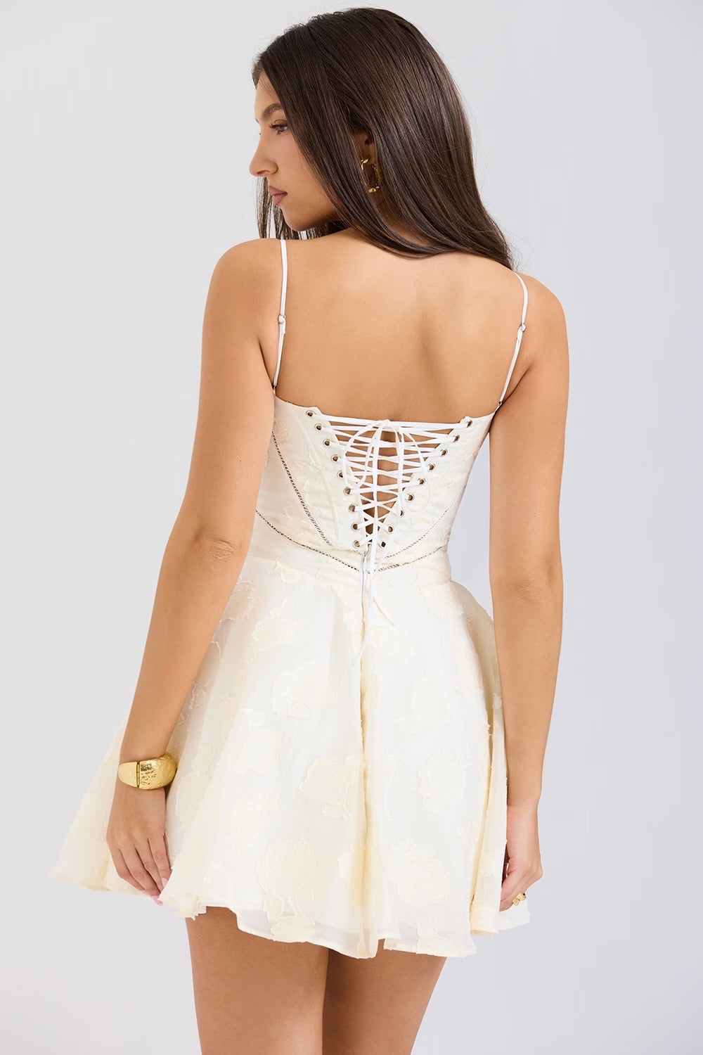Vestido Creme curto floral modelo Bella
