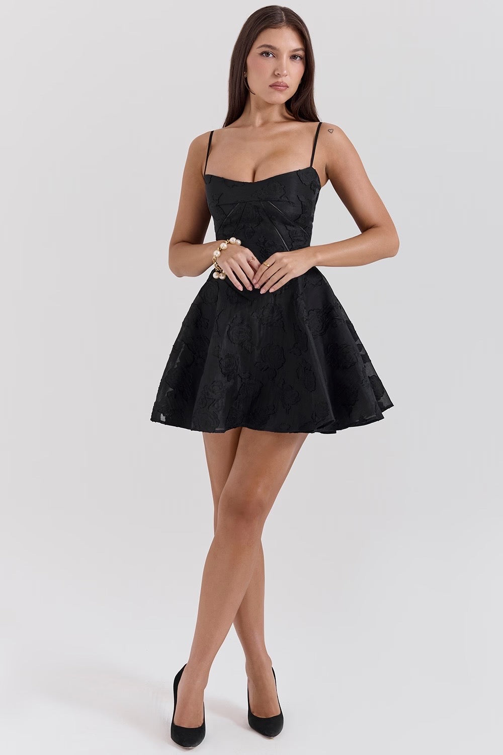Vestido preto curto floral modelo Bella