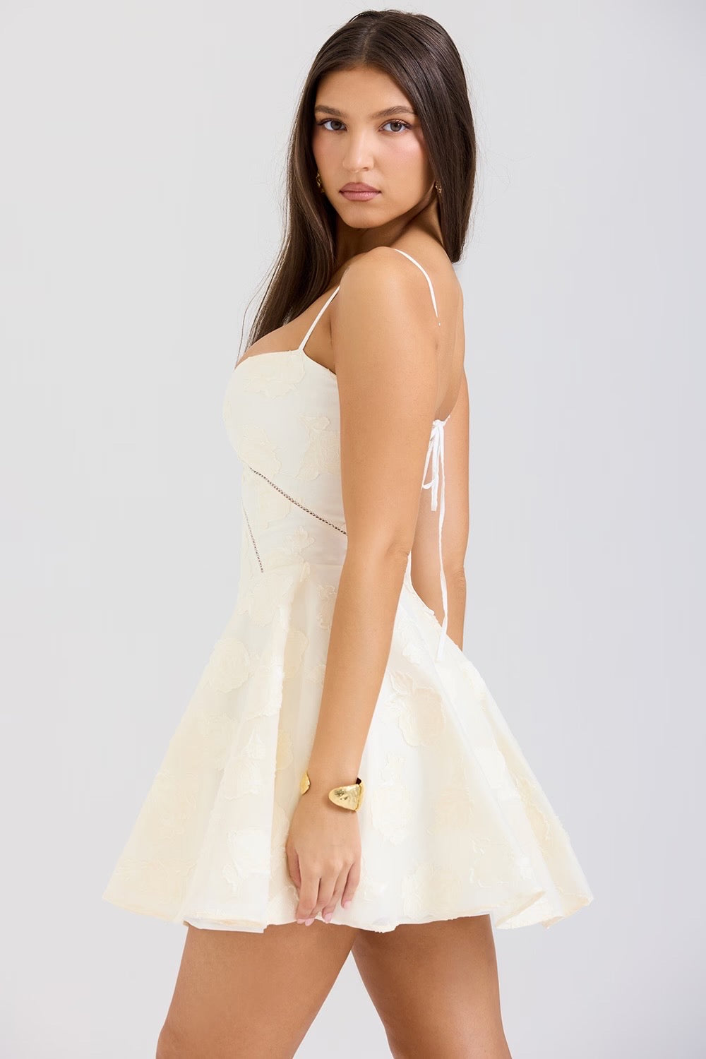 Vestido Creme curto floral modelo Bella