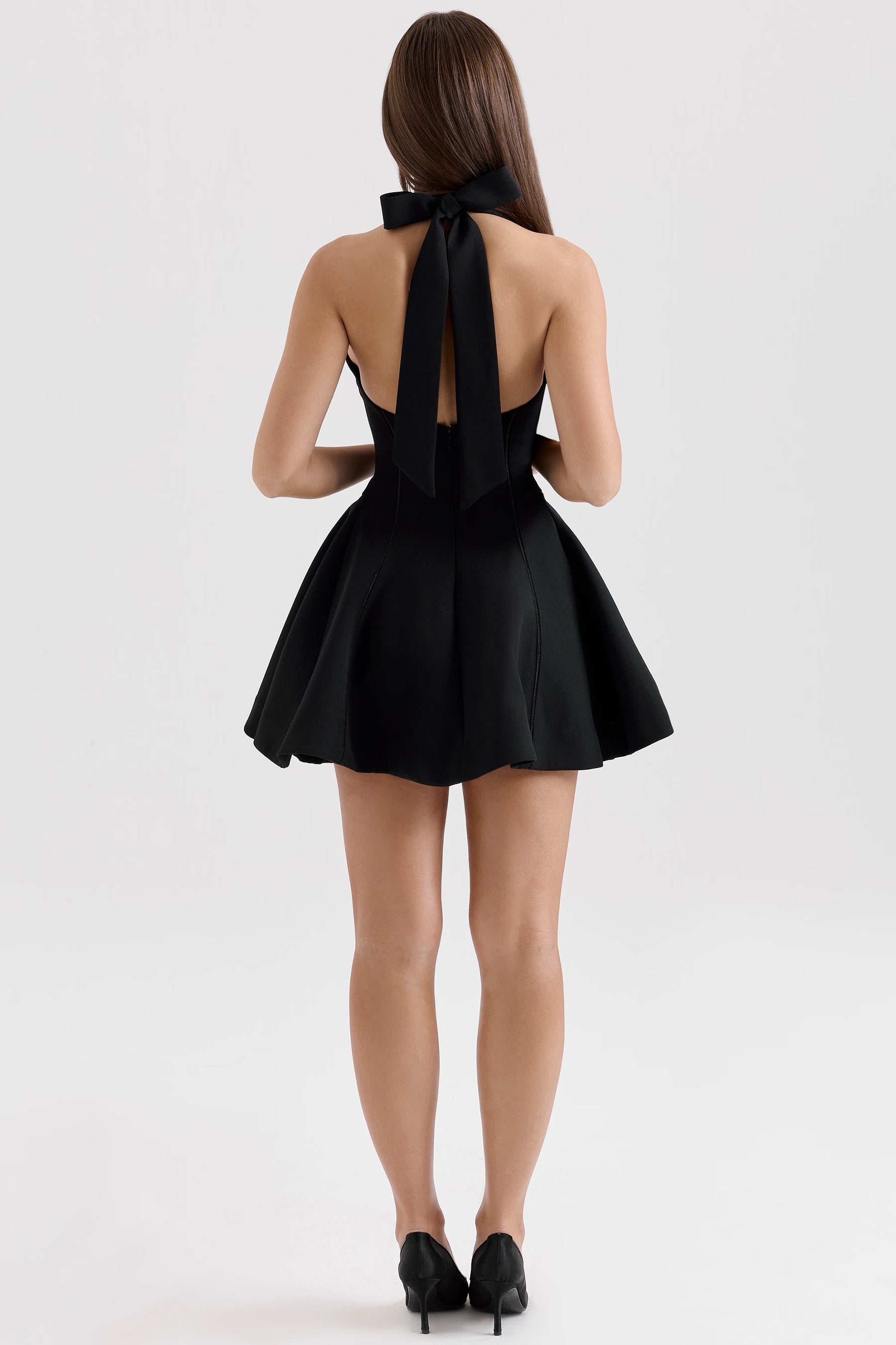Vestido preto curto estruturado modelo Luma