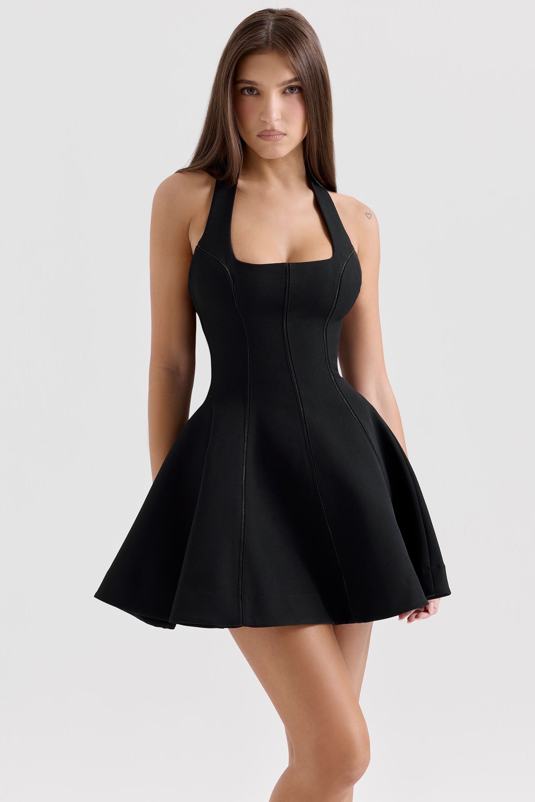 Vestido preto curto estruturado modelo Luma