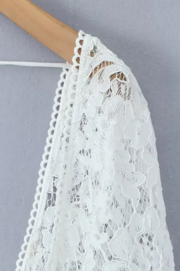Vestido Curto com Manga de Renda – Modelo Amélie