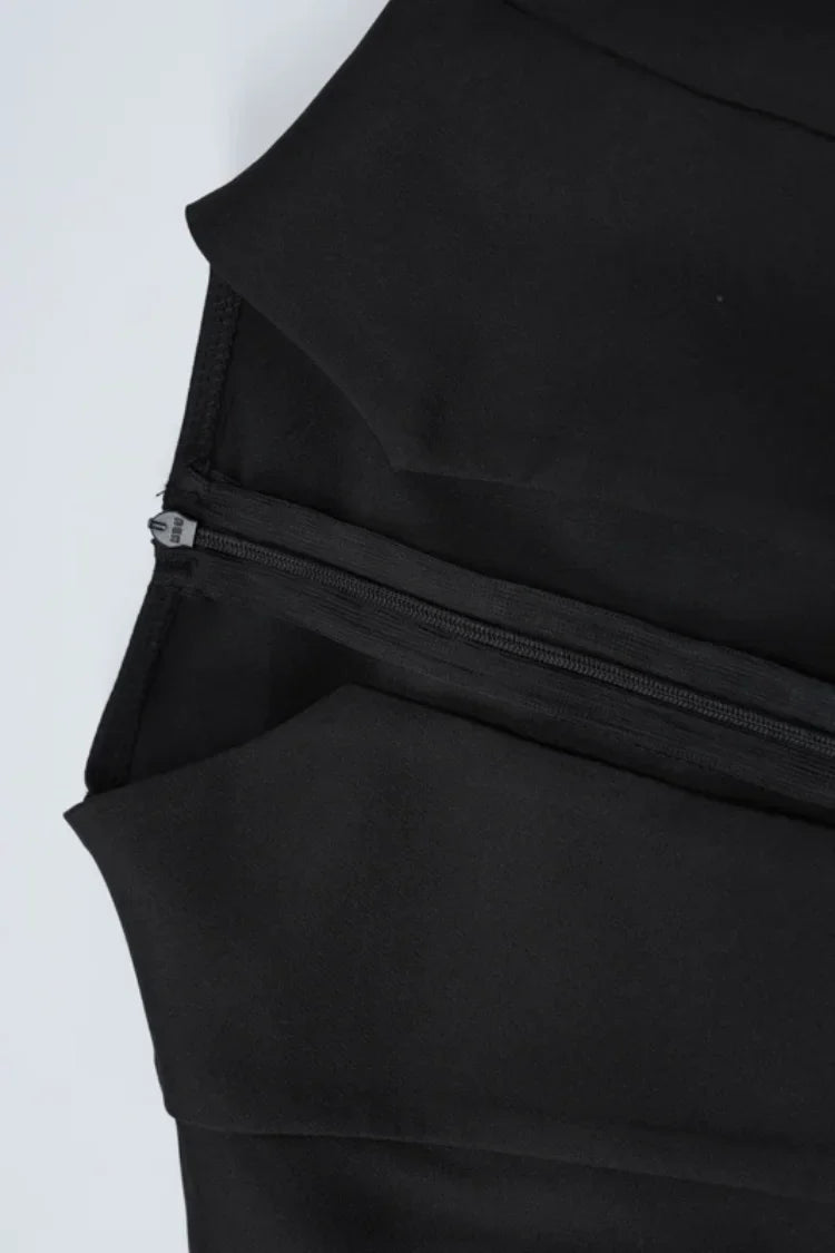 Vestido Estruturado com Decote Profundo – Modelo Olivia