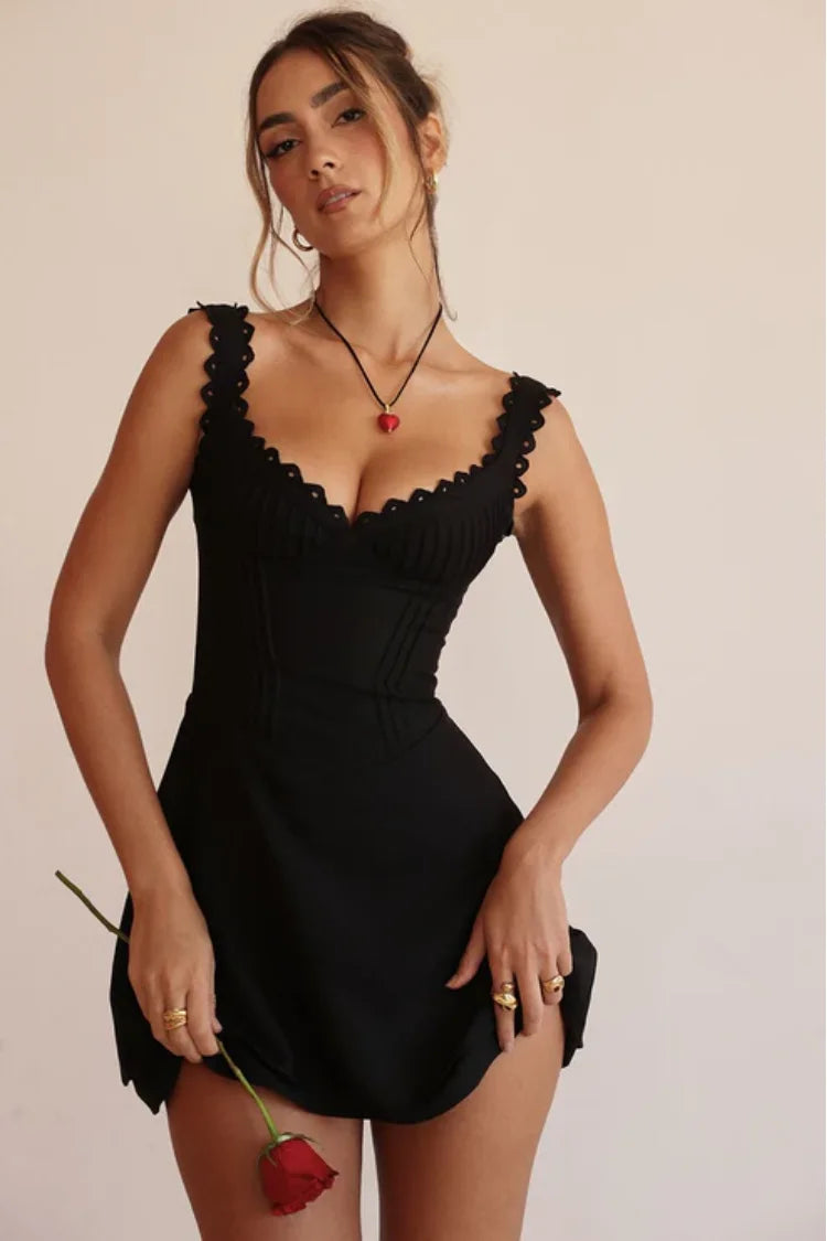 Vestido Curto com Renda - Modelo Ary