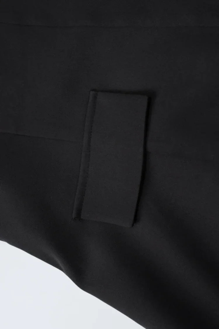 Vestido Estruturado com Decote Profundo – Modelo Olivia