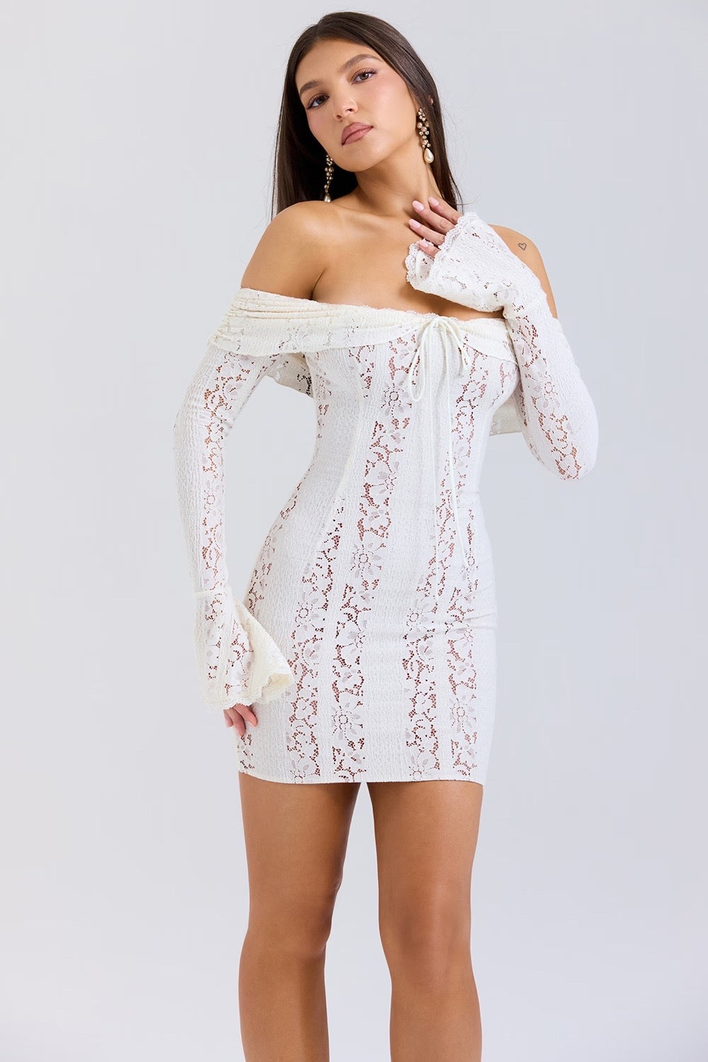 Vestido Curto de Renda Ombro a Ombro – Modelo Bianca