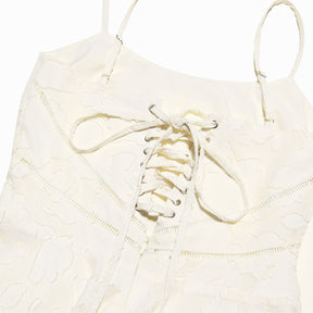 Vestido Creme curto floral modelo Bella