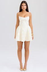 Vestido Creme curto floral modelo Bella