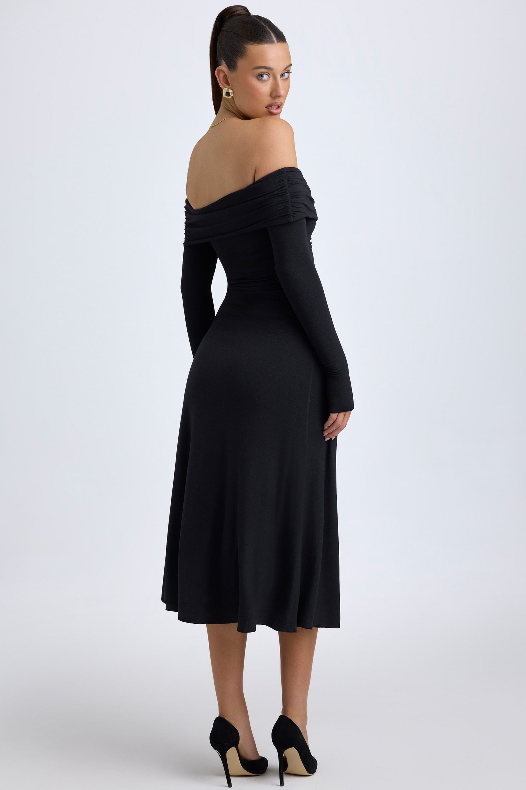 Vestido Midi Preto com Ombro Descoberto e Franzido